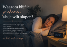 Vrouw ligt wakker in bed door piekeren en kan niet in slaap vallen.