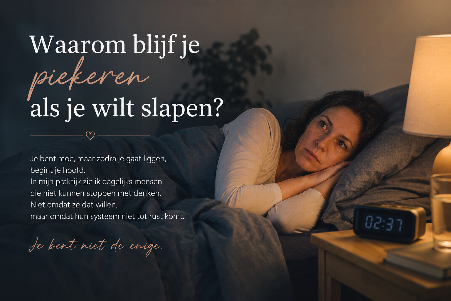 Vrouw ligt wakker in bed door piekeren en kan niet in slaap vallen.